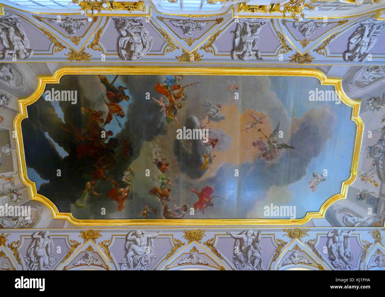 Soffitto dipinto entro il Palazzo d'inverno a San Pietroburgo, Russia, che è stato, dal 1732 al 1917, la residenza ufficiale dei monarchi russi. Foto Stock