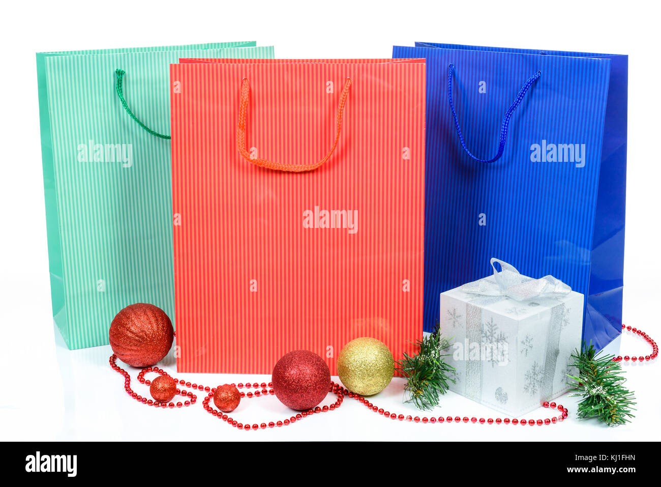 Concetto di shopping di Natale e regali - vari colori borsa shopping e decorazione di Natale isolato su uno sfondo bianco Foto Stock