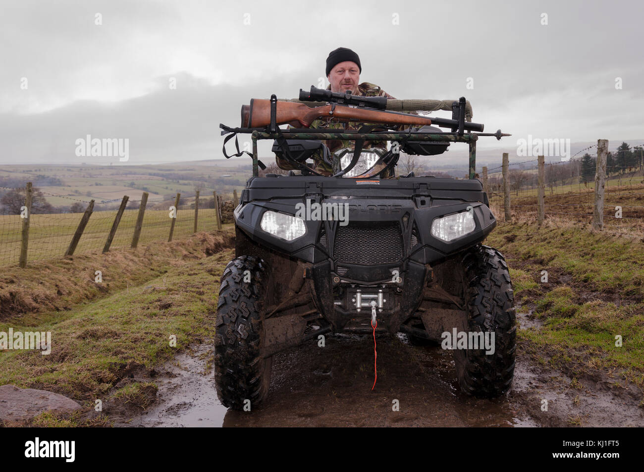 Un uomo seduto su un quad (ATV) fuori tiro facendo controllo vermin a Weardale in County Durham, nel Nord Est dell'Inghilterra. Foto Stock