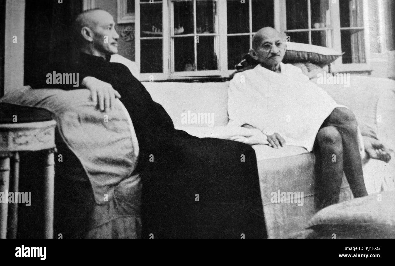 Mohandas Karamchand Gandhi (1869 - 1948) con il maresciallo Chiang Kai-shek, Calcutta, febbraio 1942. Gandhi è stato il leader preminente dell'Indiano movimento di indipendenza in British-governata in India. Chiang Kai-shek (1887 - 1975); cinese politico e leader militare che ha servito come leader della Repubblica popolare cinese tra il 1928 e il 1975 Foto Stock