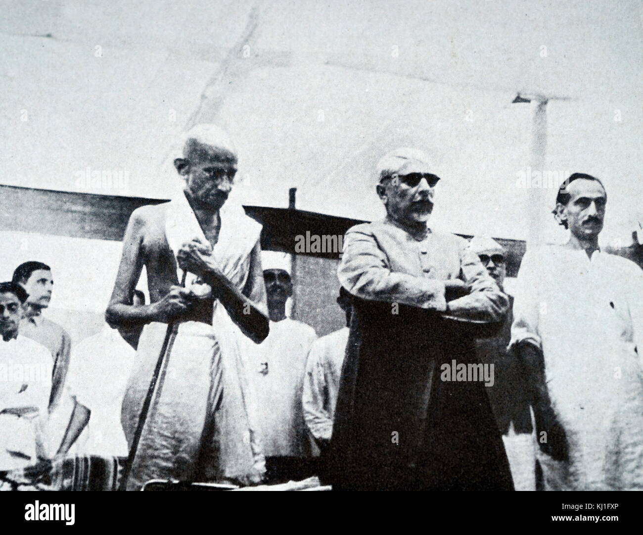 Mohandas Karamchand Gandhi (1869 - 1948) (sinistra) nel corso di una riunione con Mualana Azad e Jivatram Kripalani (a destra), 1946. Gandhi è stato il leader preminente dell'Indiano movimento di indipendenza in British-governata in India. Bhagwandas Jivatram Kripalani (1888 - 1982), noto come Acharya Kripalani, è stato un uomo politico indiano. Abul Kalam Muhiyuddin Ahmed Azad 1888 - 1958) era un studioso indiano e il senior leader musulmano del Congresso Nazionale Indiano durante l'Indiano movimento di indipendenza Foto Stock