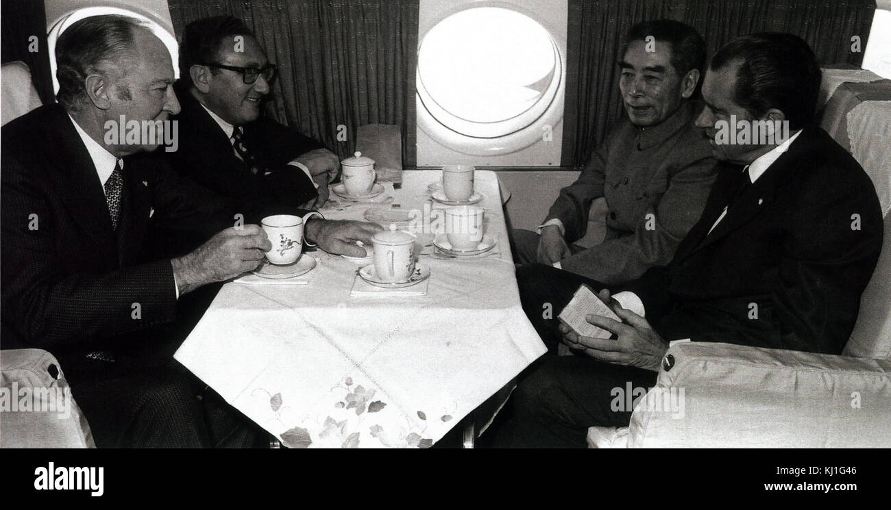 Da sinistra a destra: William Rodgers il Segretario di Stato americano; Henry Kissinger US National Security Advisor; Zhou Enlai Primo Ministro cinese e Richard Nixon Presidente degli Stati Uniti nei colloqui durante il volo su China 1972 Foto Stock