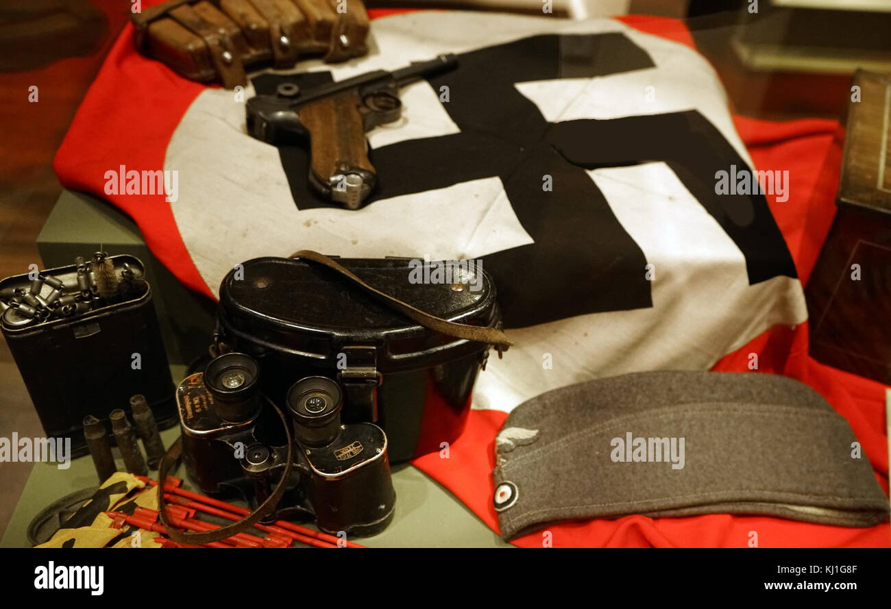 Binocolo tedesco, Kit di pulizia, sacche di munizioni, Luftwaffe cappuccio, P.08 Luger pistola e bandiera nazista, catturati durante la liberazione della Francia nella seconda guerra mondiale Foto Stock