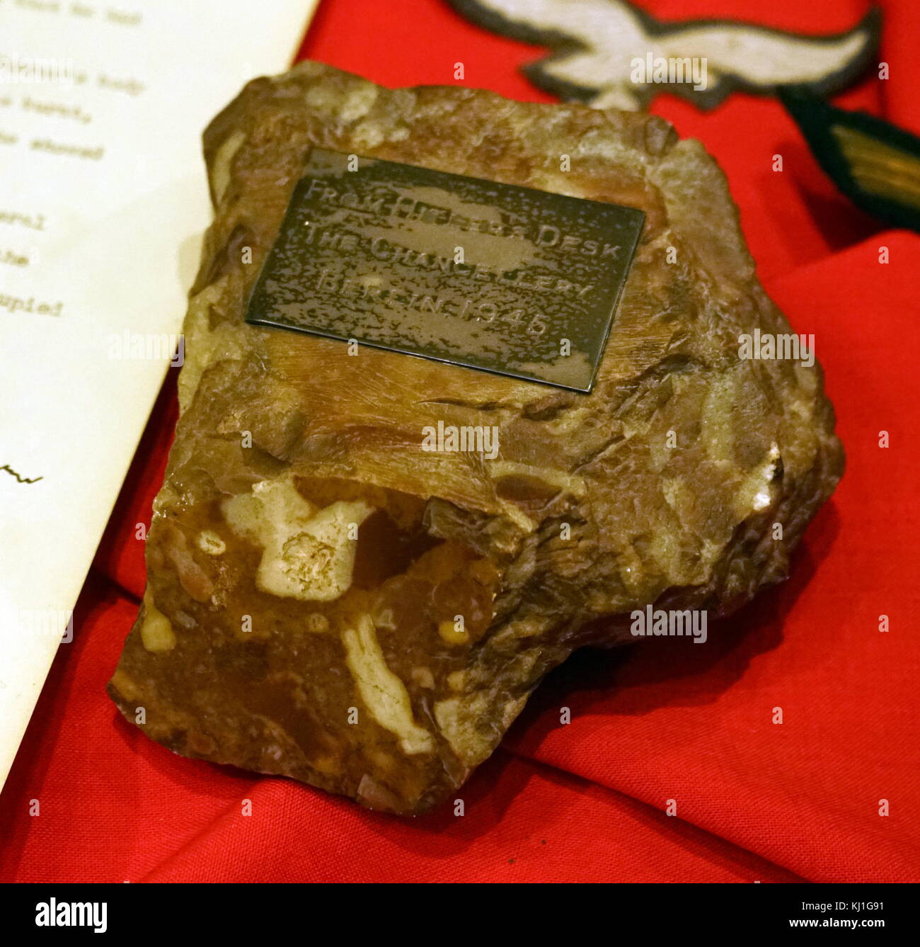 Sezione di Adolf Hitler's desk. Rimosso dal Führer Bunker sotto la cancelleria di Berlino, da Lt Col Richard ampia MC, Seaforth Montanari, la scrivania era stata rotta in pezzi dai soldati russi nel maggio 1945, nella seconda guerra mondiale Foto Stock