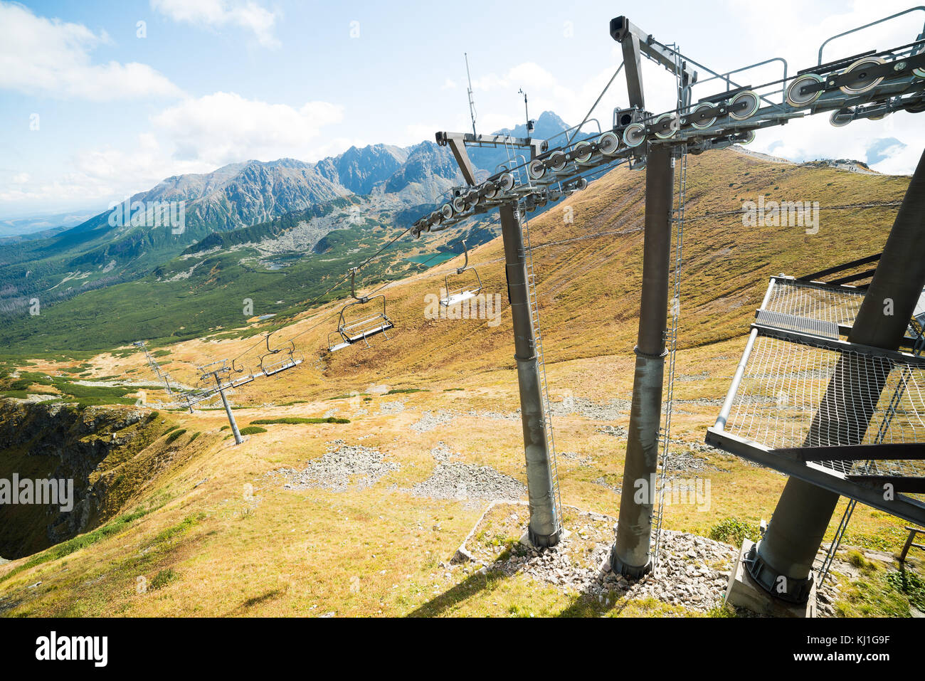 Seggiovia in montagne polacche dopo la stagione sciistica Foto Stock