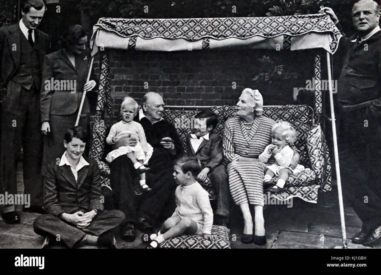 Sir Winston e lady Clementine Churchill con i nipoti 1951. Sir Winston Churchill (1874 - 1965) era un statista britannico che è stato il primo ministro del Regno Unito dal 1940 al 1945 e di nuovo dal 1951 al 1955. Foto Stock