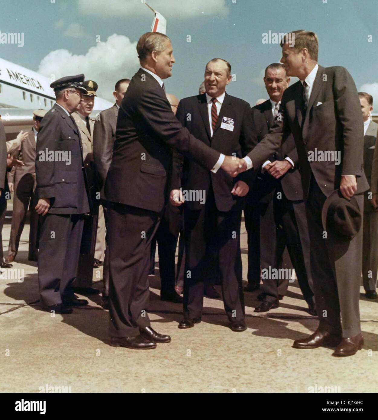Il presidente John F. Kennedy e il Vice Presidente Lyndon B. Johnson visita il dottor Wernher von Braun. Wernher von Braun, ingegnere aerospaziale e lo spazio di un architetto, uno dei padri della scienza missilistica'. Wernher von Braun con noi il Presidente John F. Kennedy (anteriore r) accanto alla Air Force One a MSFC's Redstone Arsenal Airfield in Huntsville; sul retro, tra di loro, noi Vice Presidente Lyndon B. Johnson. 1962 Foto Stock