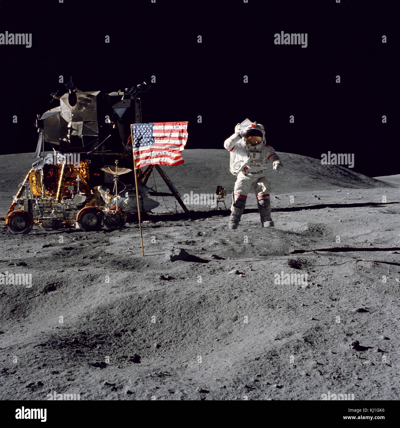 Astronauta, capitano, John Watts Young (nato il 24 settembre 1930) è un american ex astronauta, naval officer e aviatore, pilota di prova, e l'ingegnere aeronautico, che divenne la nona persona a camminare sulla Luna come comandante della missione Apollo 16 nel 1972, e fu comandante del primo volo orbitale della navetta spaziale su STS-1 Foto Stock