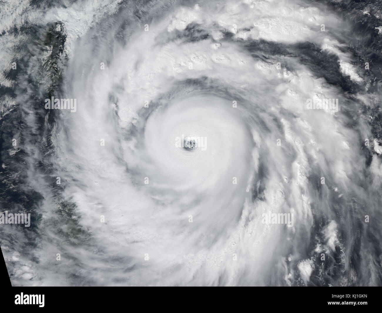 Typhoon Jangmi (pronunciato [t?a?.mi]), noto nelle Filippine come Typhoon Ofel, è stato il più intenso ciclone tropicale nel nord-ovest Oceano Pacifico durante il 2000s Foto Stock