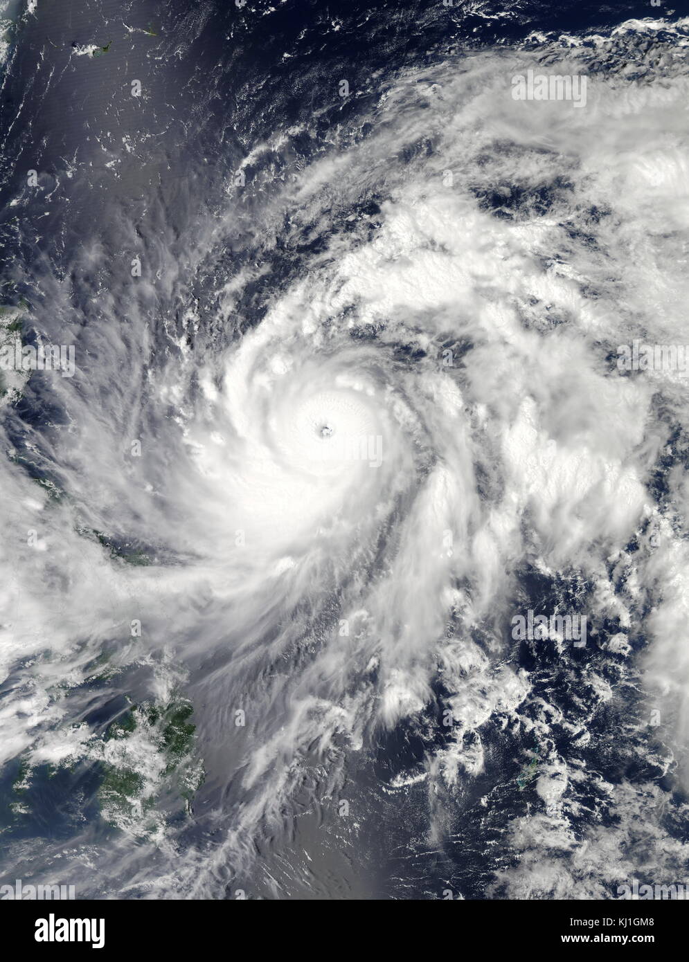 Typhoon Sanba, noto nelle Filippine come Typhoon Karen, è stata la più forte ciclone tropicale in tutto il mondo nel 2012. Il sedicesimo denominato storm e decimo typhoon dell annuale tifone stagione, Sanba formata come una depressione tropicale a est delle Filippine il 10 settembre. La tempesta si è intensificata progressivamente come si sposta generalmente verso nord in una zona favorevole per lo sviluppo tropicale. Foto Stock