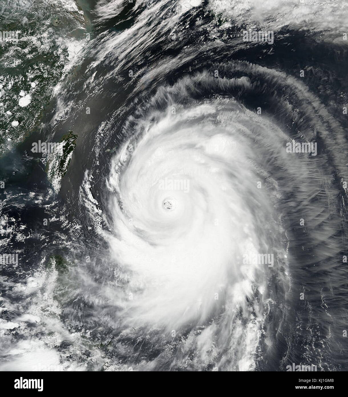 Typhoon Neoguri, noto nelle Filippine come Typhoon Florita, è stato un grande e potente ciclone tropicale che ha colpito principalmente in Giappone nel 2014. L'ottava denominato storm e la seconda typhoon dell annuale tifone stagione, Neoguri sviluppata in una tempesta tropicale il 3 luglio e poi un tifone il 4 luglio Foto Stock