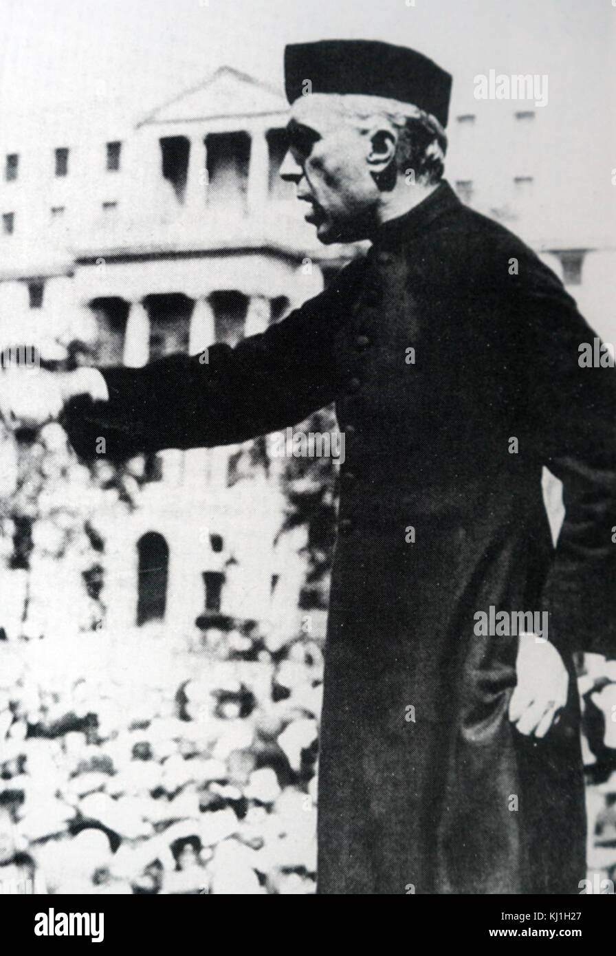 Jawaharlal Nehru (1889 - 1964) il futuro Primo Ministro dell'India e una figura centrale nella politica indiana prima e dopo l'indipendenza. Rivolgendosi a una folla di Londra 1936 Foto Stock