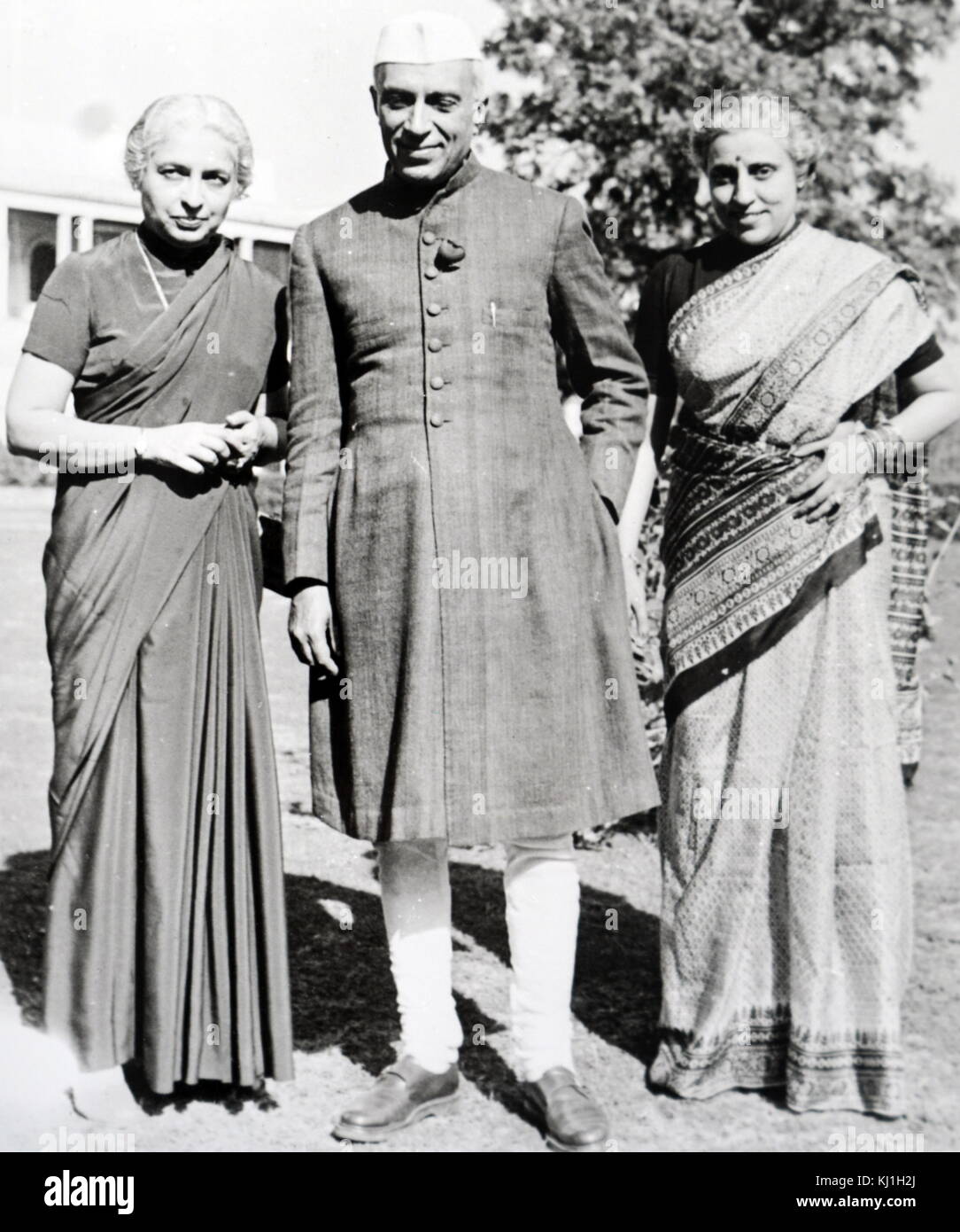 Circa nel 1960: Jawaharlal Nehru (1889 - 1964) con le sue sorelle (sinistra) Vijaya Lakshmi Pandit (1900-1990), e (a destra) Krishna Hutheesing (1907-1967). Jawaharlal Nehru era quello di diventare Primo Ministro dell'India e una figura centrale nella politica indiana prima e dopo l'indipendenza. 1950 Foto Stock