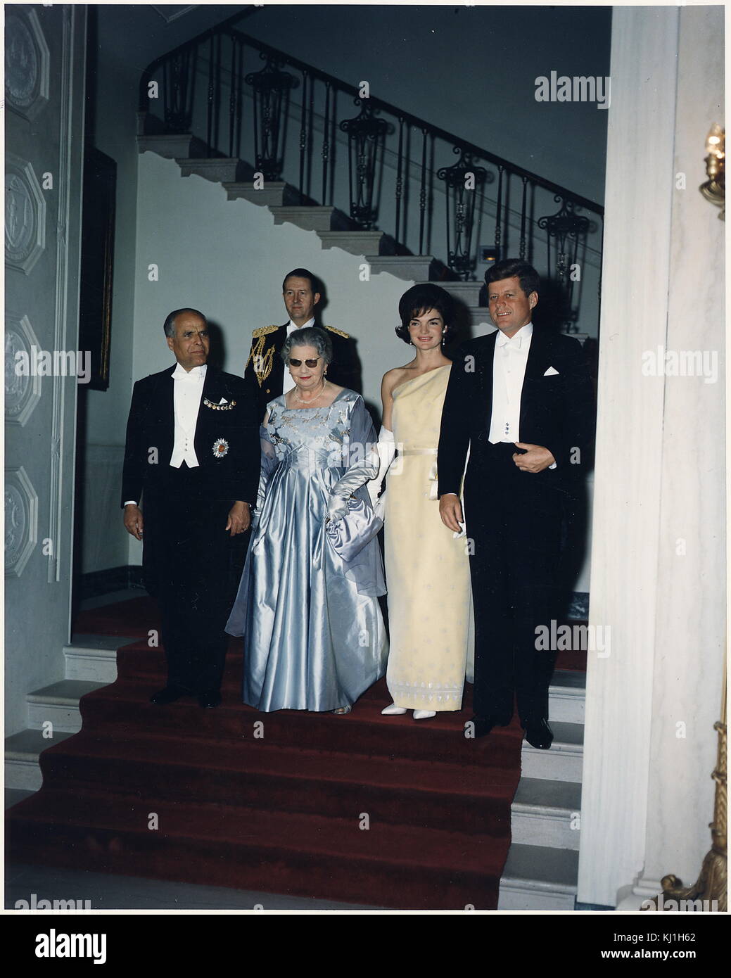 Jackie Kennedy e il Presidente John Kennedy assistere ad una casa Bianca la cena in onore del Presidente della Tunisia. Habib Bourguiba, Onorevole Wassila Bourguiba 1961 Foto Stock