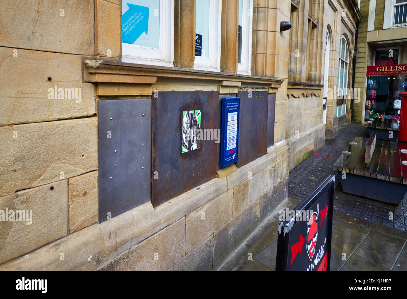 Le macchine di contanti rimosso dalla bank building in Lancaster, Lancashire Foto Stock