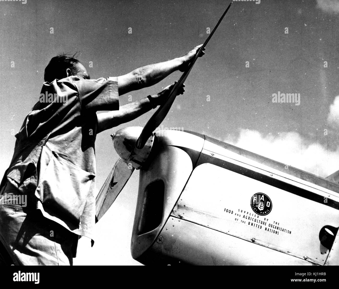 Fotografia di un pilota del Cibo ed Organizzazione di Agricoltura controllando il suo piano. In data xx secolo Foto Stock