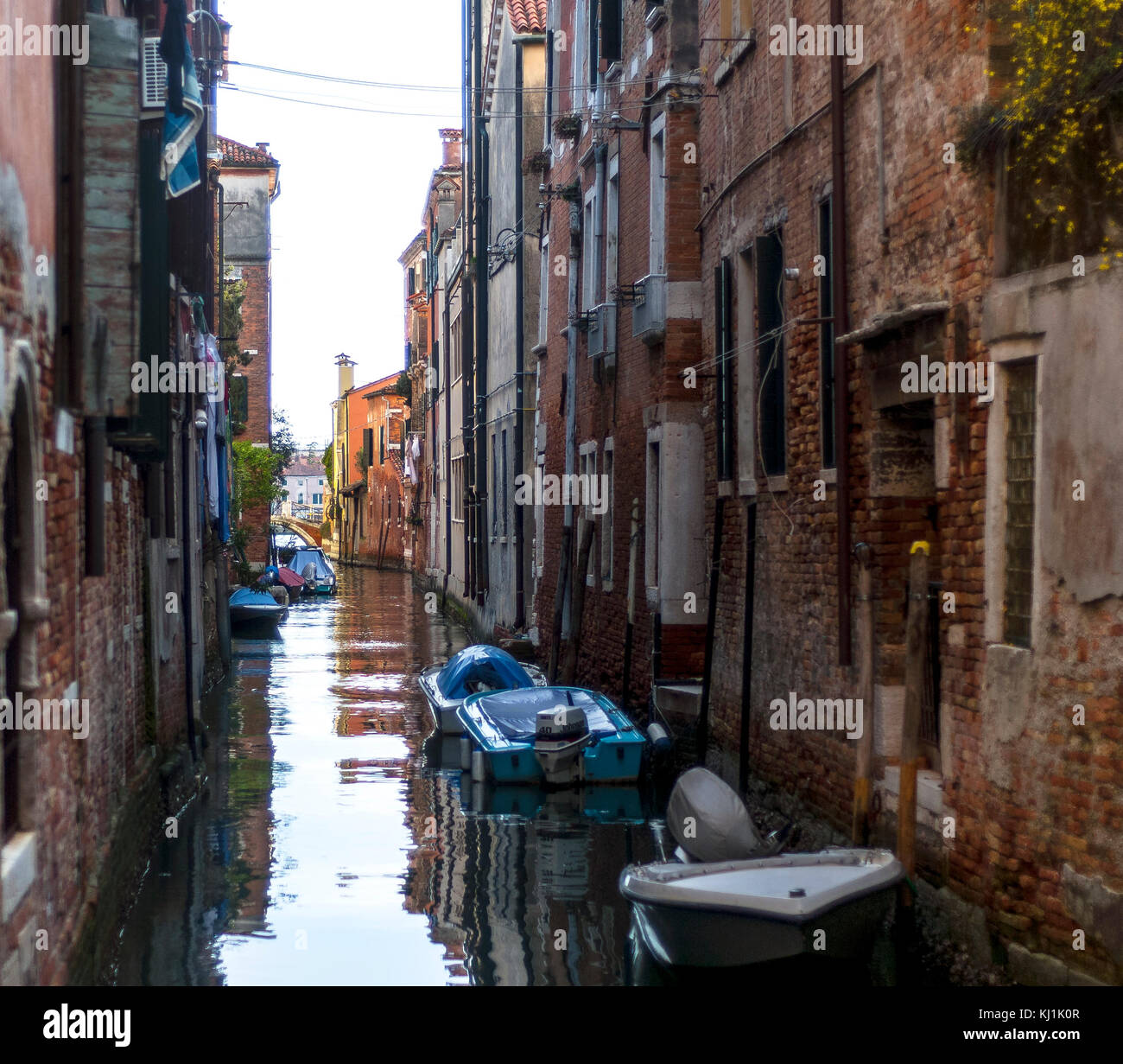 Venezia-MARZO 7:venezia canal con barche e ponte,Venezia,l'Italia,il 7 marzo 2017. Foto Stock