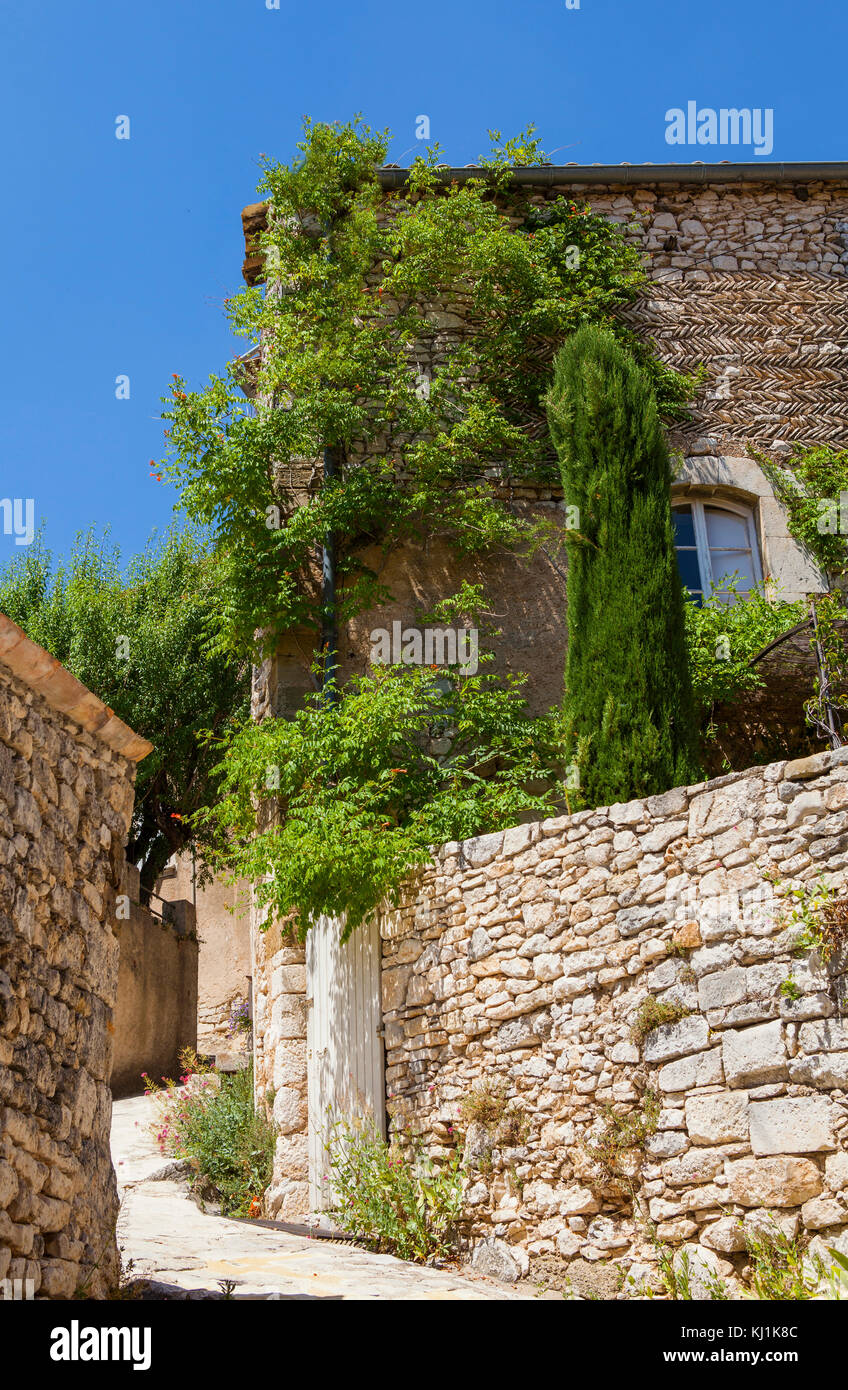 Vecchia casa nel borgo medievale di Simiane la Rotonde, Provenza, Francia Foto Stock