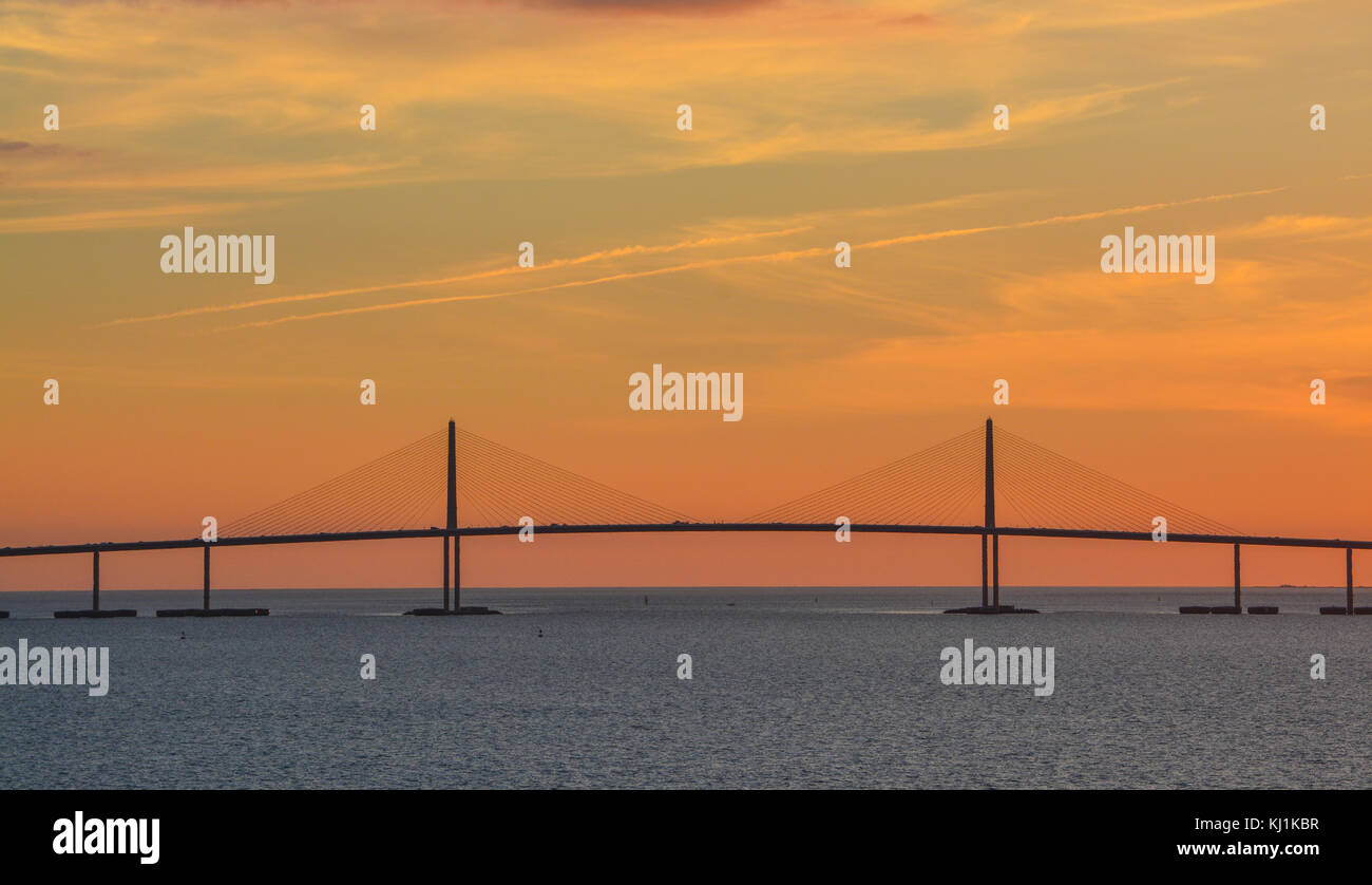Sunshine skyway bridge silhouette sulla baia di Tampa, Florida Foto Stock