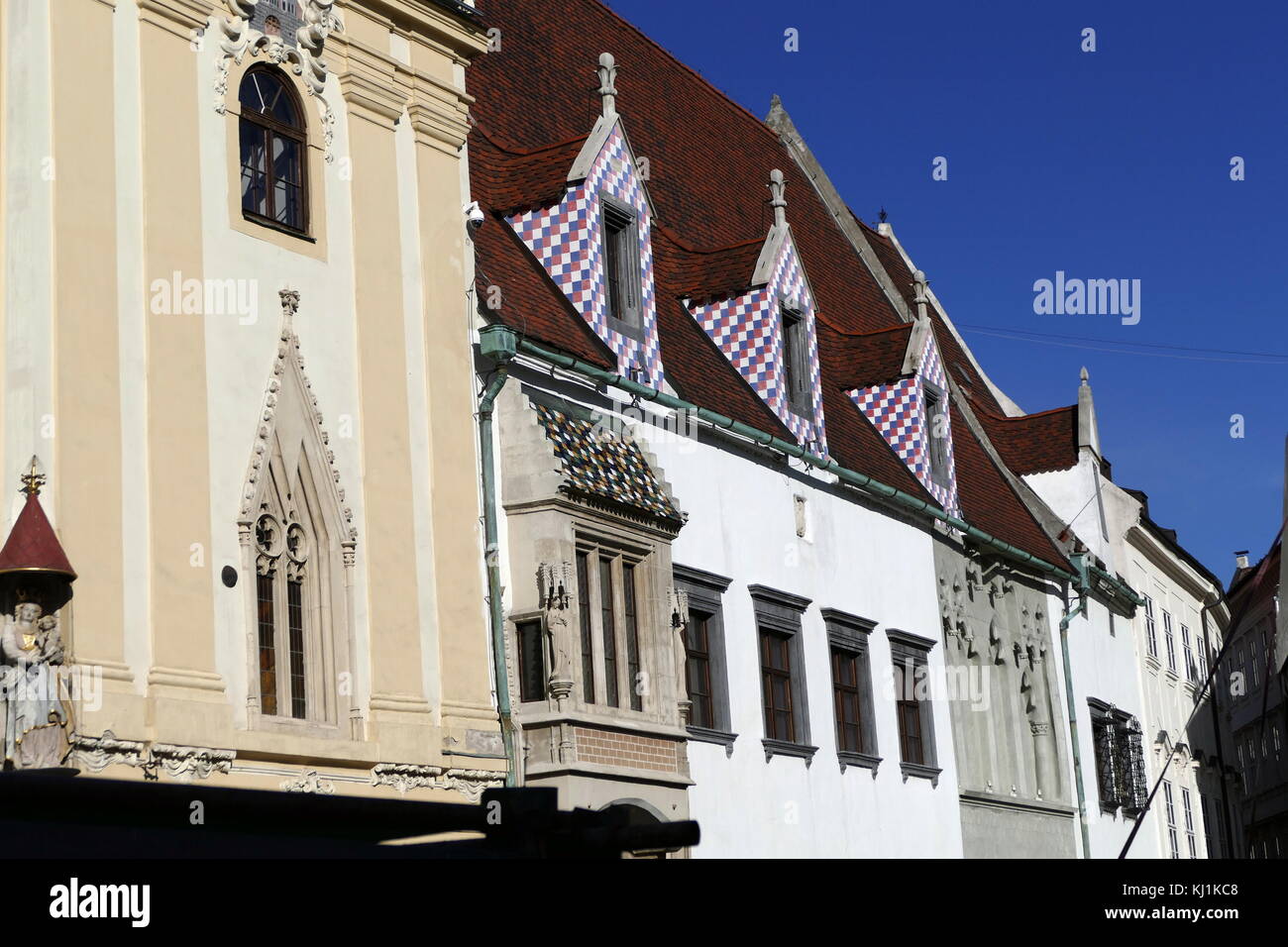 Fotografia di caratteristiche architettoniche degli edifici nella parte vecchia della città di Bratislava, la capitale della Repubblica slovacca (Slovacchia). Recante la data del XXI secolo Foto Stock