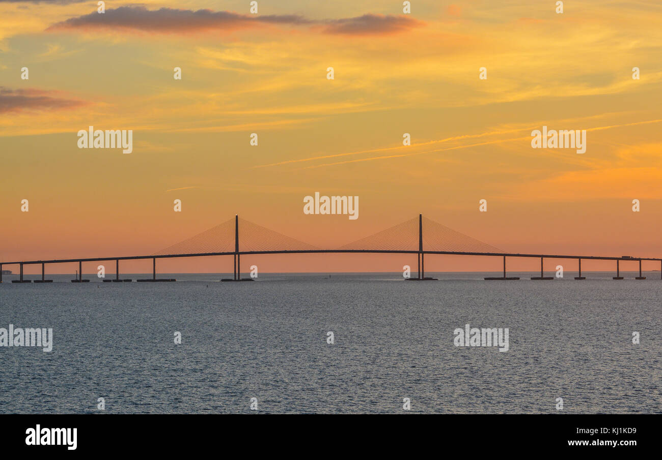 Sunshine skyway bridge silhouette sulla baia di Tampa, Florida Foto Stock