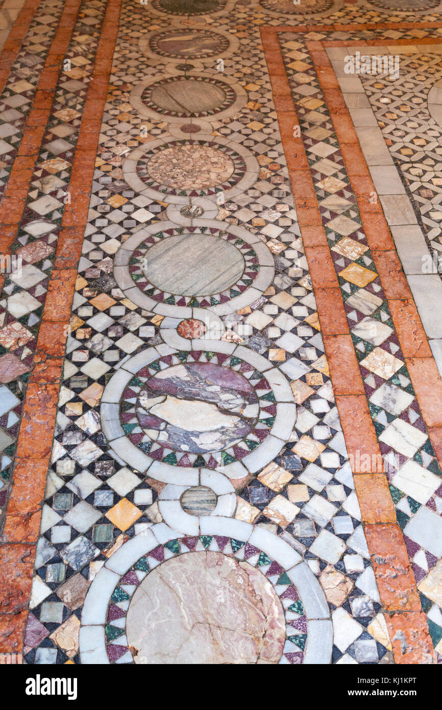 Dettaglio del pavimento a mosaico intarsiato di Palazzo CA D'Oro , Cannaregio, Venezia, Italia nel cortile esterno Foto Stock