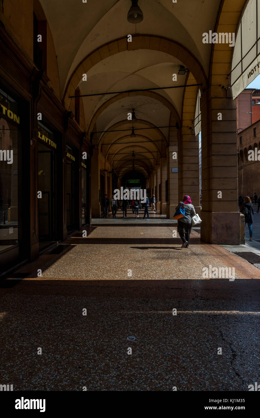 Passeggiando per i portici di Via Ugo Bassi. La città di Bologna vita, Italia. Foto Stock