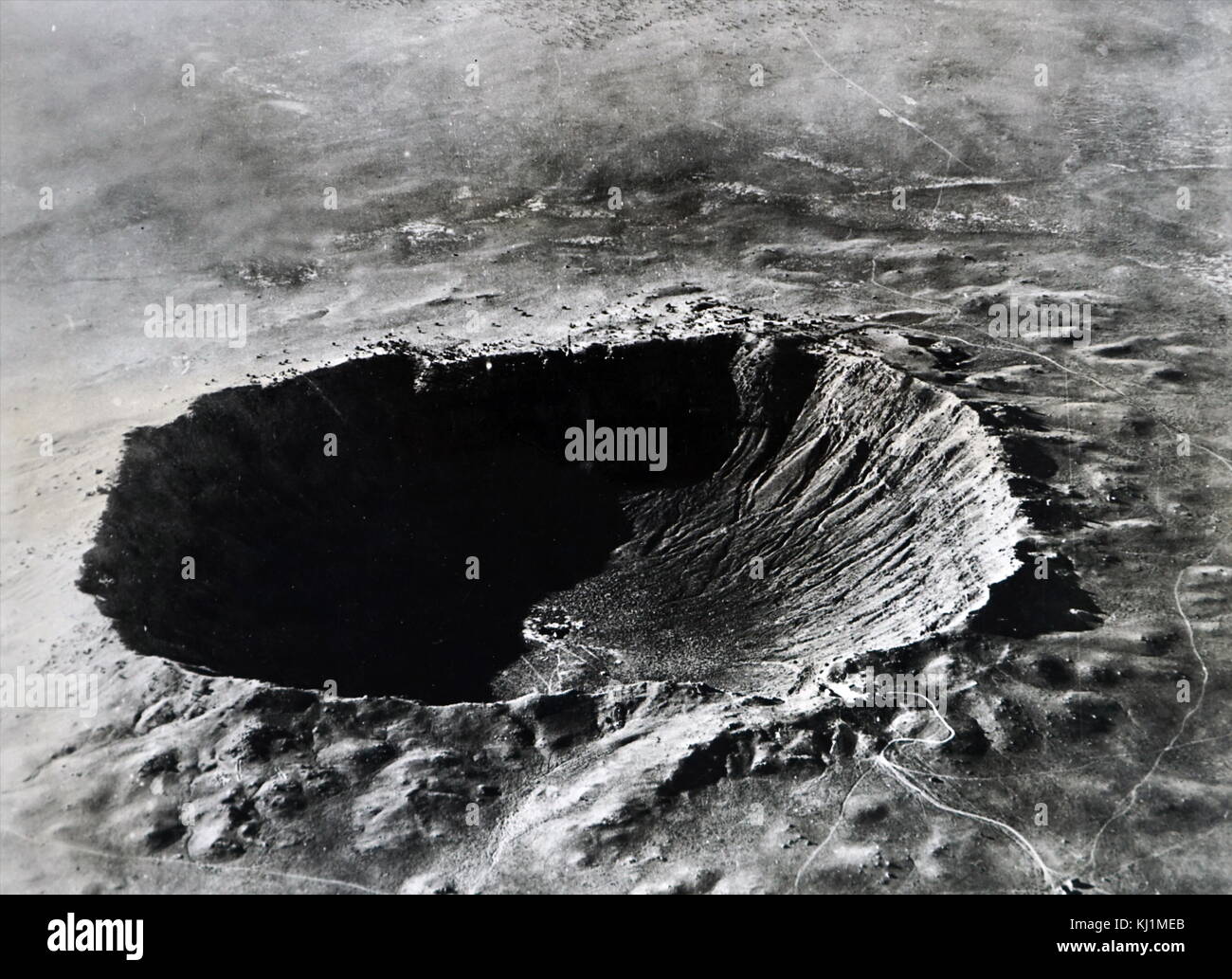 Fotografia della Arizona Meteor Crater. Meteor Crater è un meteorite cratere da impatto di circa 37 miglia (60 km) ad est di Flagstaff e a 18 miglia (29 km a ovest di Winslow in Northern Arizona deserto degli Stati Uniti. In data xx secolo Foto Stock