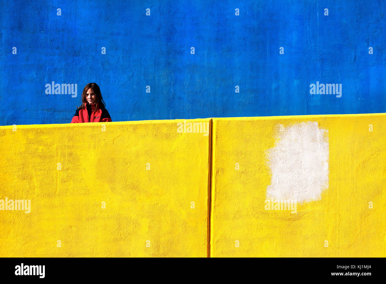 Ragazzo in piedi accanto alla parete gialla, Barcelona, Spagna. Foto Stock