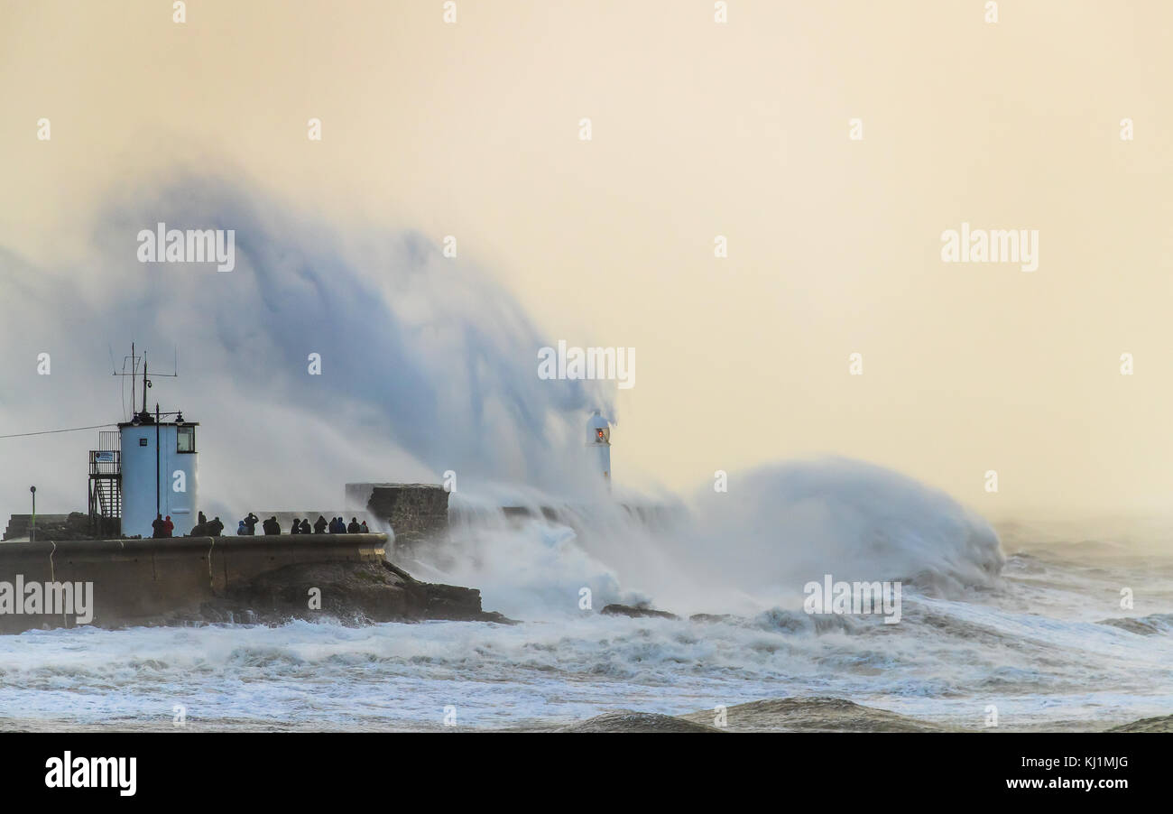 Brian Storm rendendo approdo sulla costa gallese Foto Stock