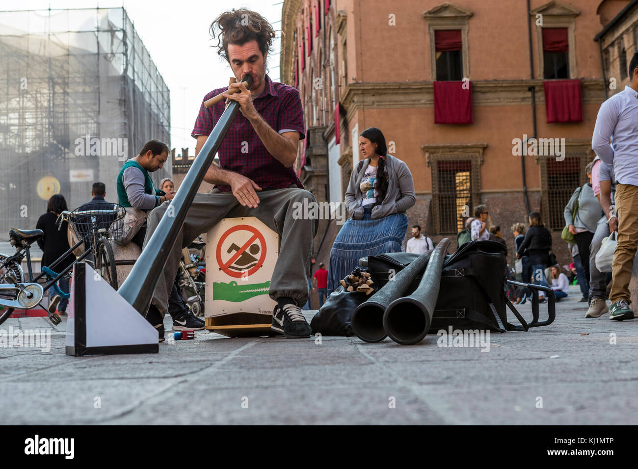 Didgeridoo street performer in Piazza del Nettuno. La città di Bologna vita, Italia. Foto Stock