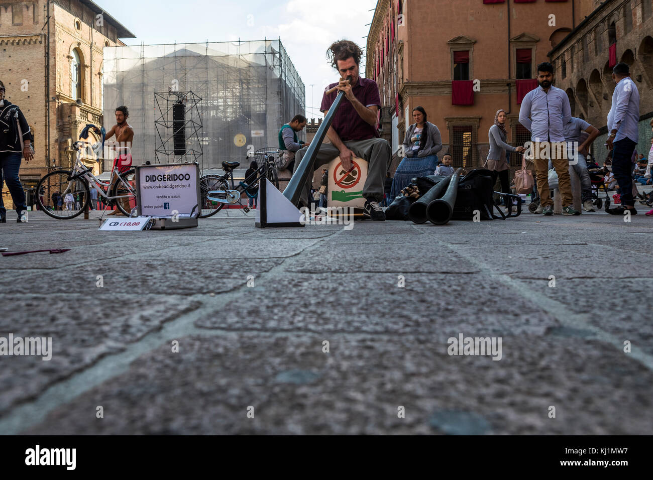 Didgeridoo street performer in Piazza del Nettuno. La città di Bologna vita, Italia. Foto Stock