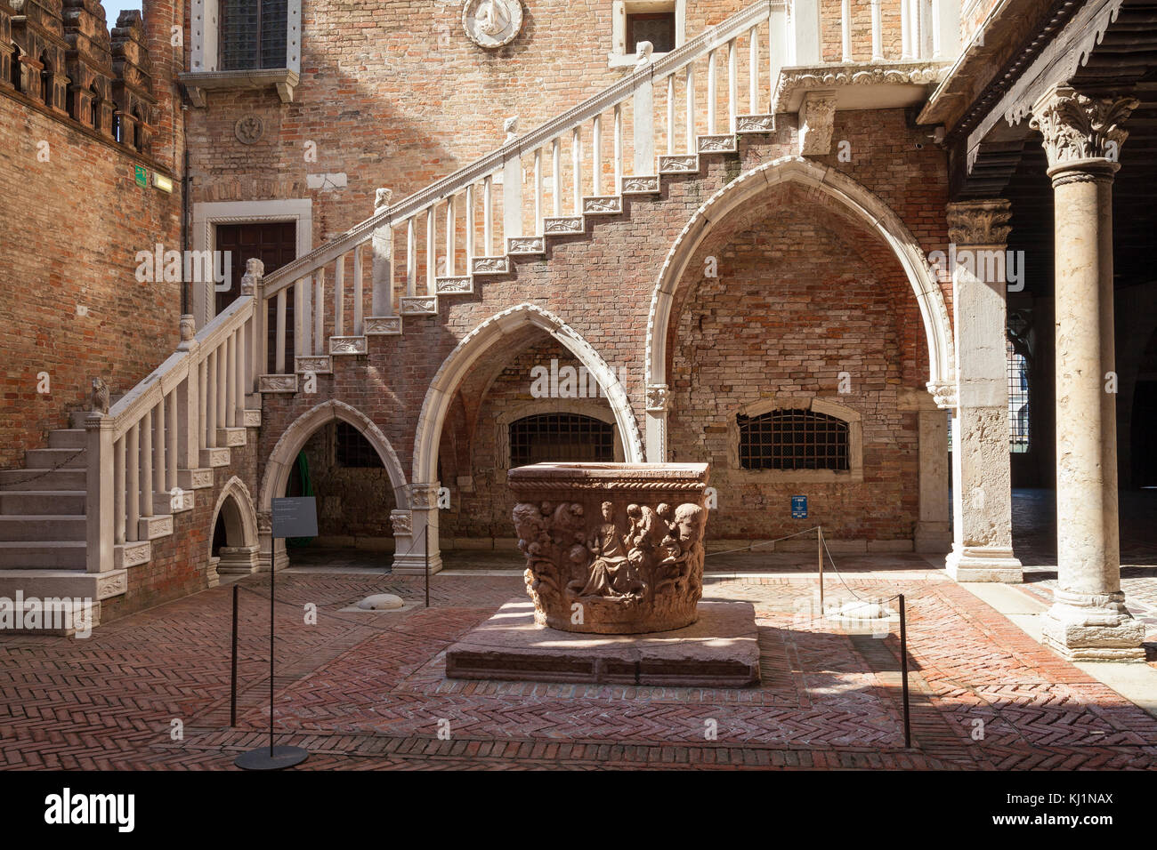 Il cortile della Ca D'Oro a Palazzo Venezia Italia con la testa del pozzo 1427 da Bartolomeo Don e scala a lancetta archi Foto Stock