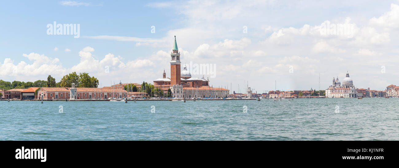 Cucito panorama di San Giorgio Maggiore, Basino di San Marco e Basilica di Santa Maria della Salute, Venezia, Veneto, Italia con leggera foschia marina Foto Stock