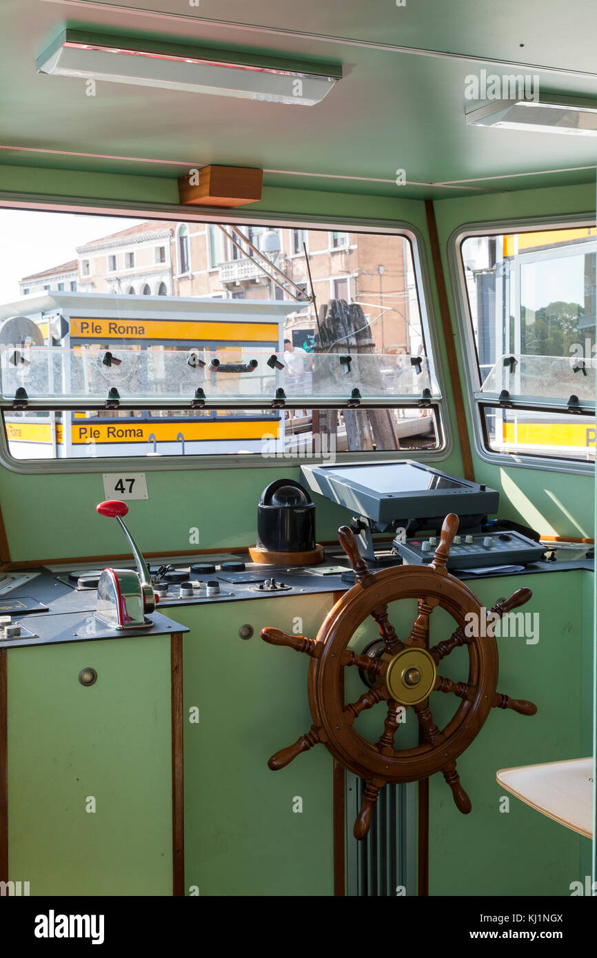 Interno del Captains Cabin su un vaporetto vaporetto a Venezia, Italia come è ancorata alla fermata di Piazzale Roma. Dettagli del legno navi a raggi Foto Stock