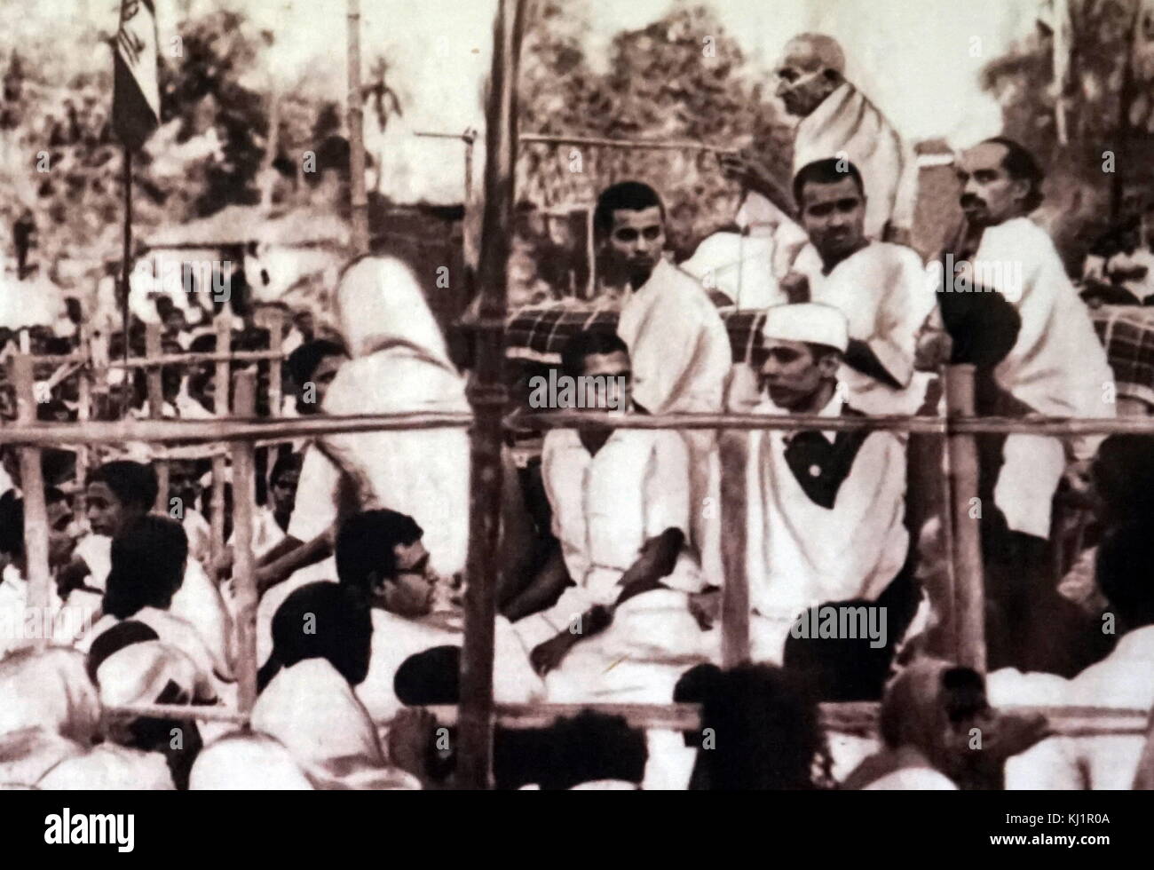 Mohandas Karamchand Gandhi 1869 - 1948) leader preminente dell'Indiano movimento di indipendenza in British-governata India affrontando un Congress Party Rally 1932. Alla sua destra siede Jivatram Kripalani, noto come Acharya Kripalani, è stato un uomo politico indiano, nota soprattutto per la presidenza del Congresso nazionale indiano Foto Stock