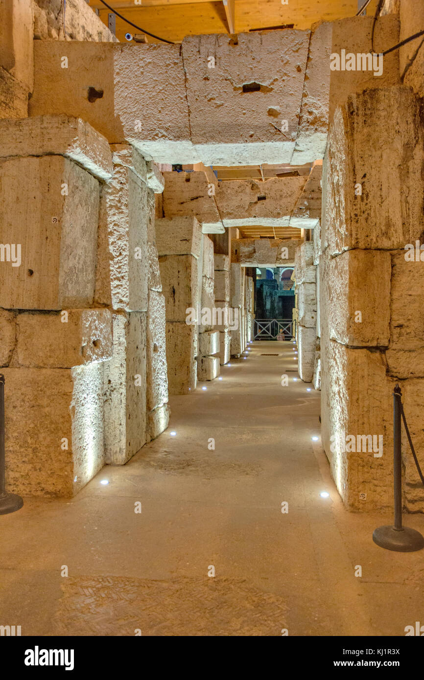 Con corridoio interno a caliseum in roma, Italia Foto Stock