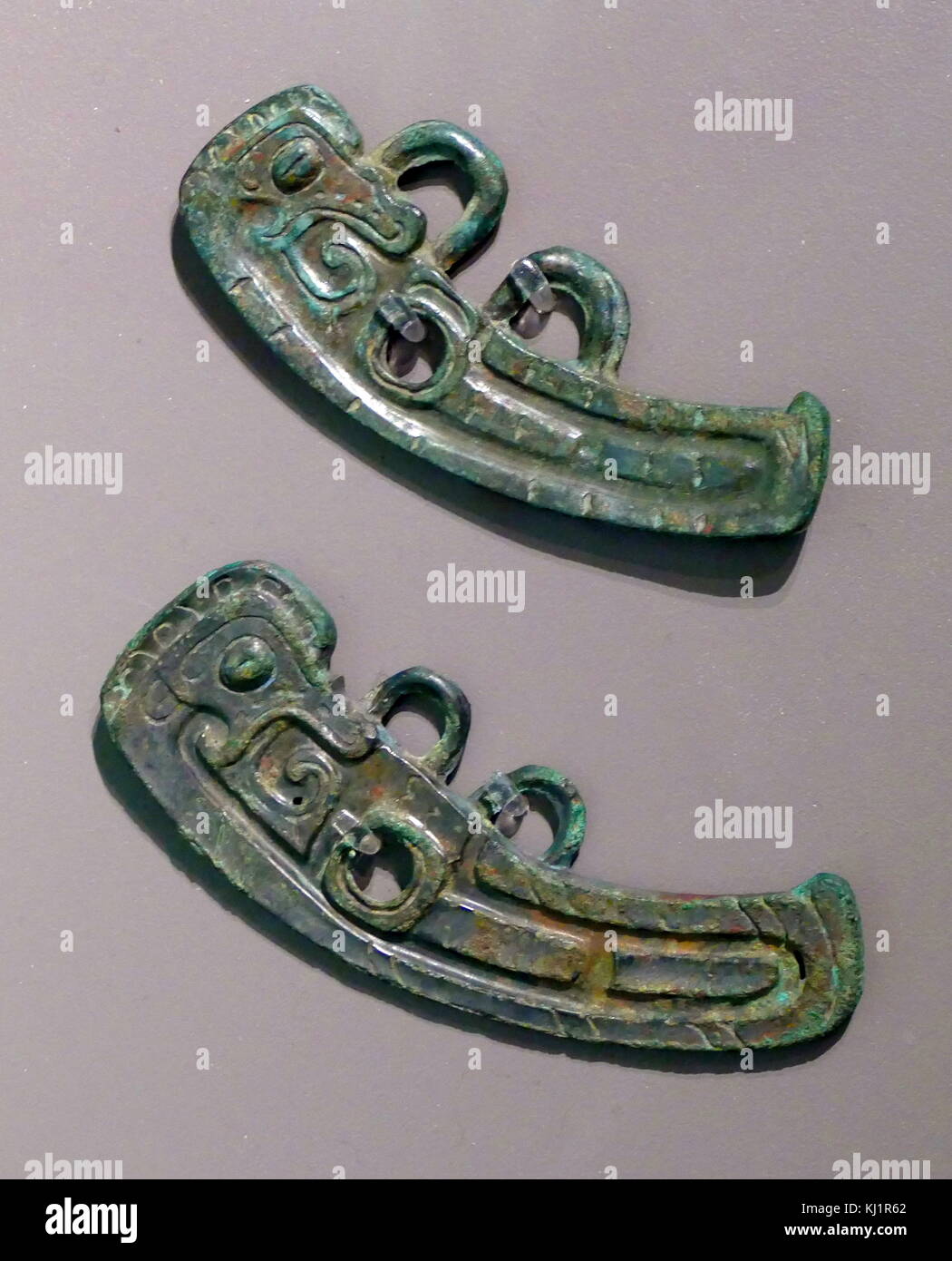 Set di pezzi di guancia di bronzo, dinastia Zhou (c.1050-221 BC). Guancia di questi pezzi sono decorate con i cavalli, con dragon-come la linguetta, curling verso l'esterno. Foto Stock