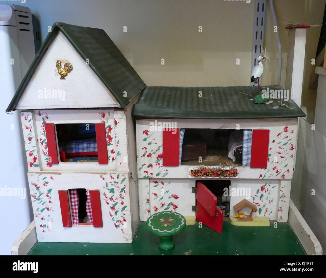 Kieberhof (tirolese stile tedesco) Dolls house prodotta da Tudor giocattoli anni cinquanta Foto Stock
