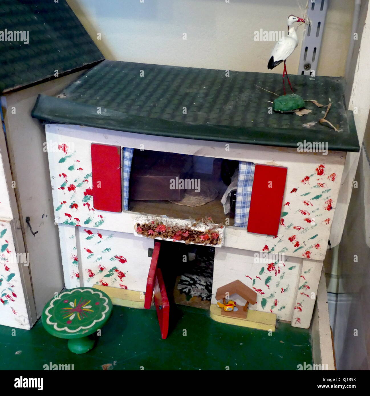 Kieberhof (tirolese stile tedesco) Dolls house prodotta da Tudor giocattoli anni cinquanta Foto Stock