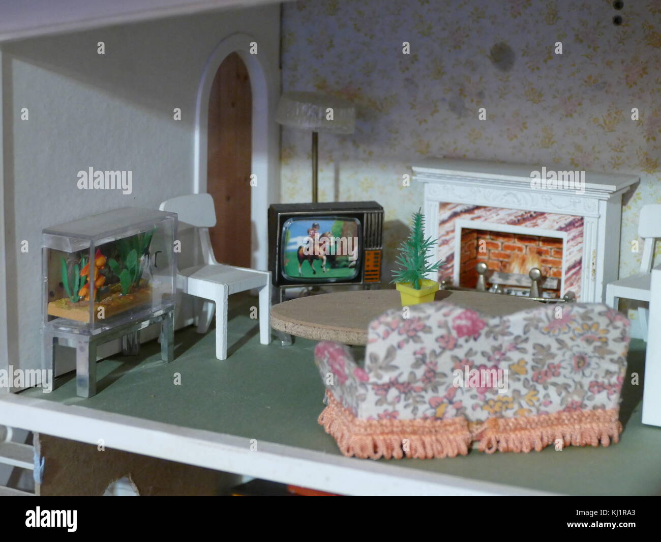 Casa delle bambole sotto forma di appartamenti per le vacanze in stile anni ottanta inglese Foto Stock