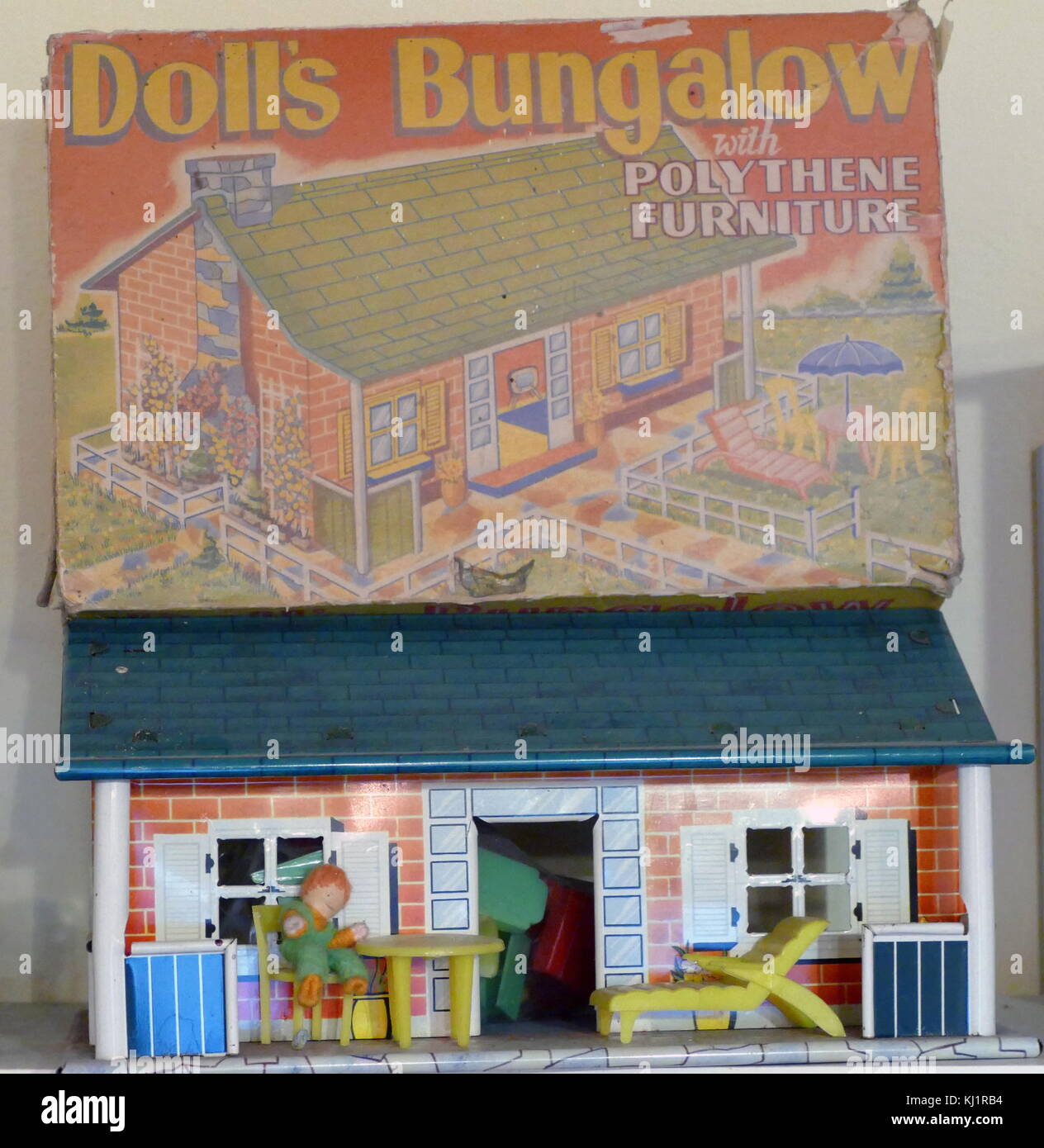 Dolls house, in stile Bungalow, circa 1966 Foto Stock