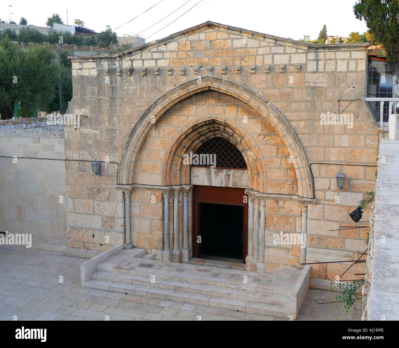 Chiesa del sepolcro di Santa Maria, anche la tomba di Maria Vergine, è un cristiano tomba nella Valle del Cedro, a Gerusalemme - ritenuto dai cristiani orientali per essere il luogo di sepoltura di Maria, la madre di Gesù. la tomba è stata scavata in un underground rock-cut grotta e risale al XII secolo. Il Patriarcato Armeno Chiesa Apostolica Armena di Gerusalemme e la Chiesa greco-ortodossa di Gerusalemme sono in possesso del santuario Foto Stock