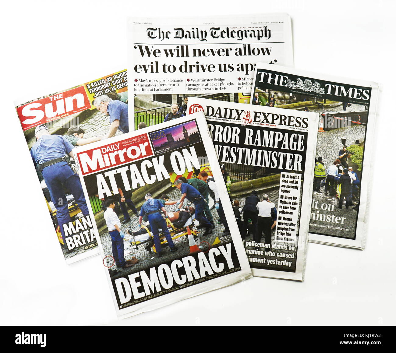 Quotidiano britannico prima pagina dei giornali dopo il 22 marzo 2017, l'attacco terroristico sul Westminster Bridge, e il Parlamento, nel centro di Londra. L'utente malintenzionato ha guidato un veicolo in circolazione dei pedoni sul Westminster Bridge e una folla di persone vicino al palazzo di cancelli, quindi fatalmente accoltellato un funzionario di polizia Foto Stock