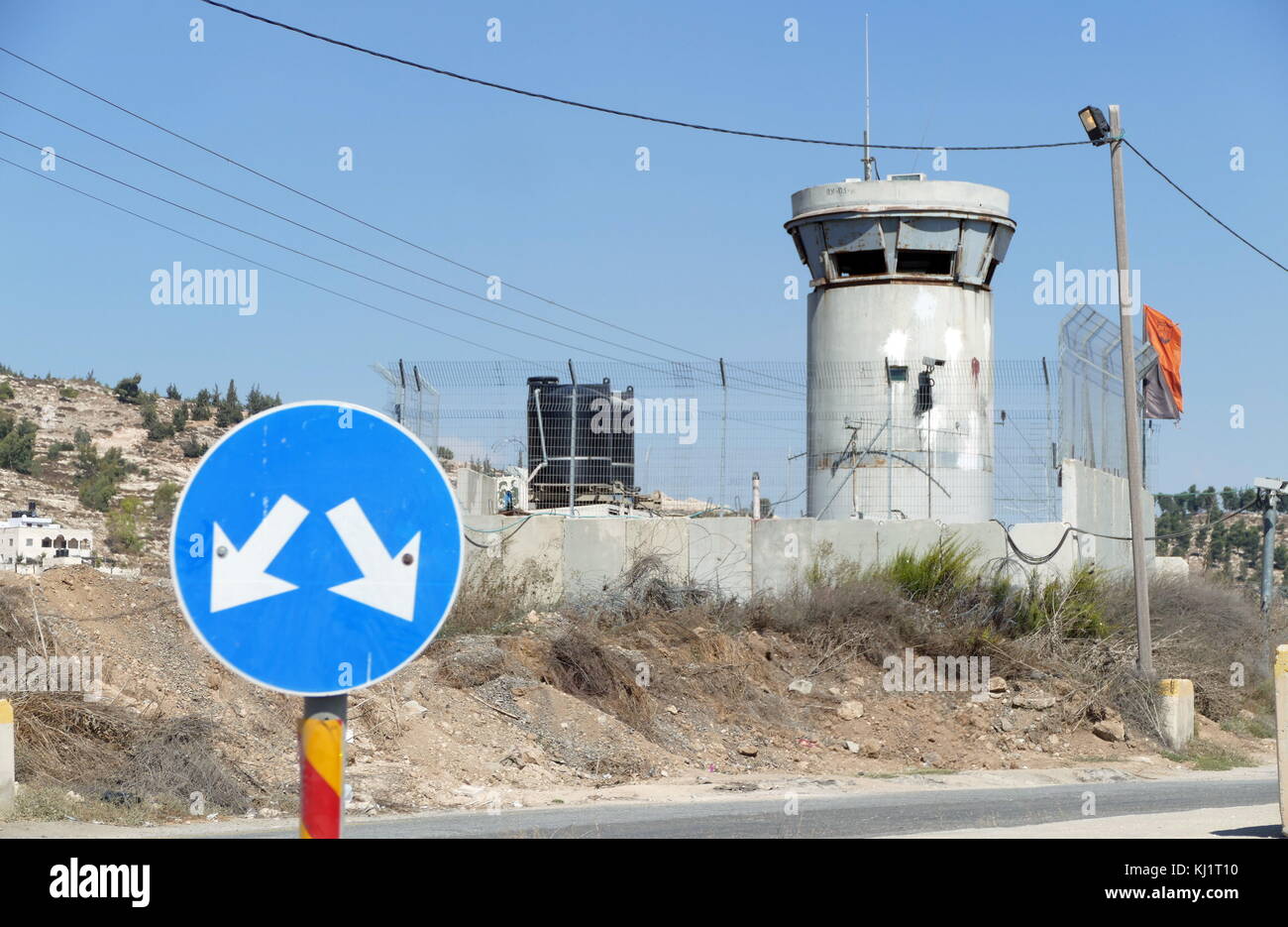 Israele torre di guardia, protezioni la zona intorno a un insediamento arabo nei territori occupati palestinesi, Cisgiordania intorno a Gerusalemme. Foto Stock