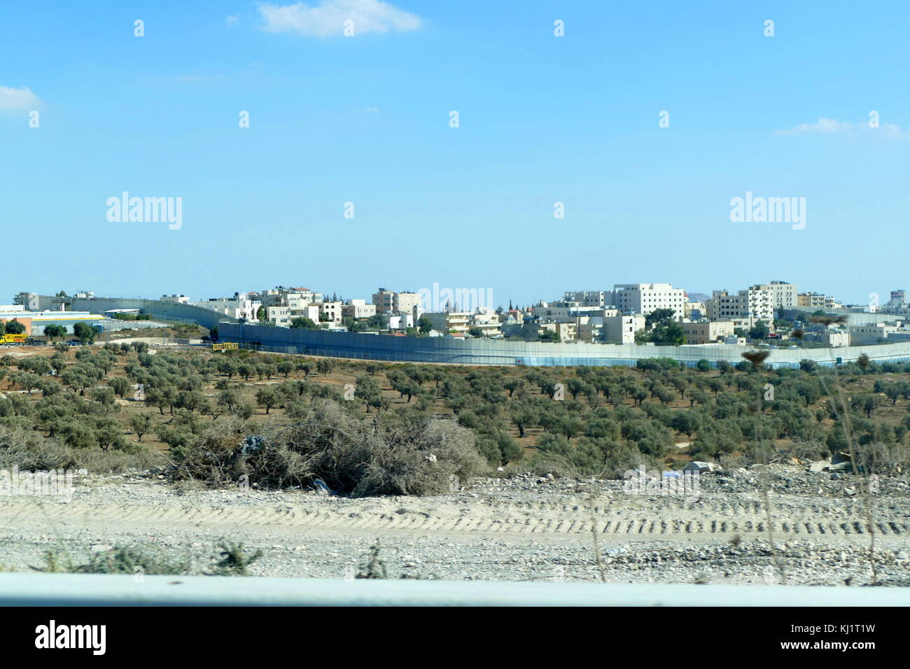 Muro di sicurezza costruito da Israele per separare l'ebraico e palestinese le aree lungo i percorsi chiave attraverso la Cisgiordania occupata della Palestina Foto Stock