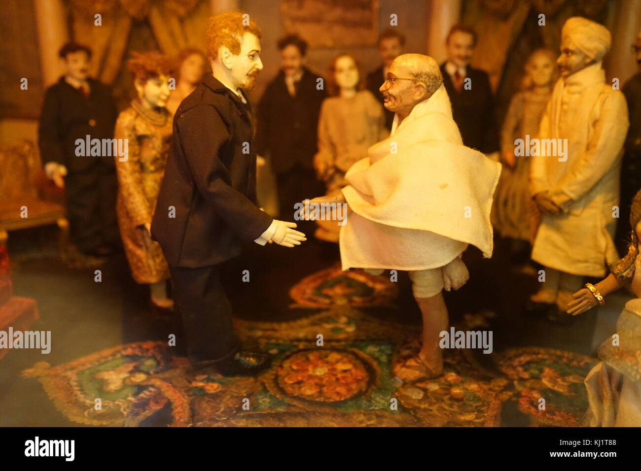 Modello raffigurante, Mahatma Gandhi incontro il monarca britannico, Re Giorgio V, a Buckingham Palace di Londra, durante la Tavola Rotonda 1931 Foto Stock