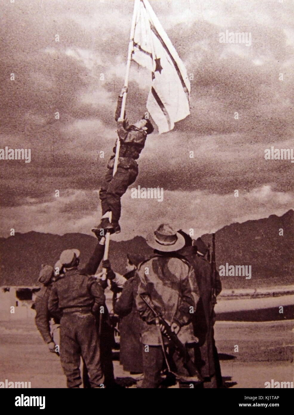 Avraham 'Bren' Adan (1926 - 2012) Israeli maggiore generale ex capo del Comando Sud. Visto qui svolgi una bandiera di Israele durante il 1948 arabo-israeliano la guerra a Eilat, in corrispondenza della punta più meridionale della neonata nazione Foto Stock
