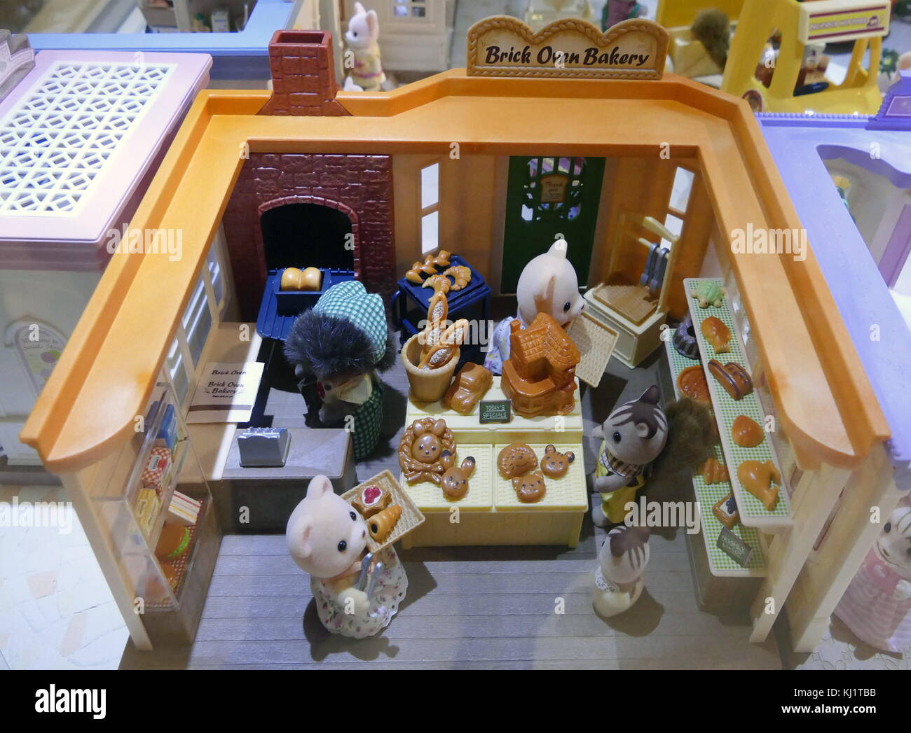 Famiglia di Sylvania bambole case e negozi basati sulle famiglie di Sylvania è una linea di oggetti collezionabili antropomorfi figurines animali realizzati in plastica floccata. creato da il gioco giapponese di epoca della società nel 1985 e distribuite in tutto il mondo da un certo numero di aziende. Foto Stock