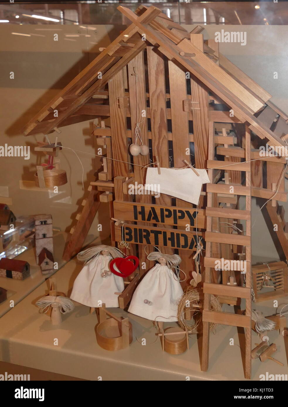 "Buon Compleanno" Casa, 1979. Casa delle bambole da artista britannico, Jane Blyth. Esso contiene una scatola musicale in soffitta che gioca "Tanti auguri a te"."Buon Compleanno" Casa, 1979. Casa delle bambole da artista britannico, Jane Blyth. Esso contiene una scatola musicale in soffitta che gioca "Tanti auguri a te"."Buon Compleanno" Casa, 1979. Casa delle bambole da artista britannico, Jane Blyth. Esso contiene una scatola musicale in soffitta che gioca "Tanti auguri a te"."Buon Compleanno" Casa, 1979. Casa delle bambole da artista britannico, Jane Blyth. Esso contiene una scatola musicale in soffitta che gioca "Tanti auguri a te"."Felice B Foto Stock